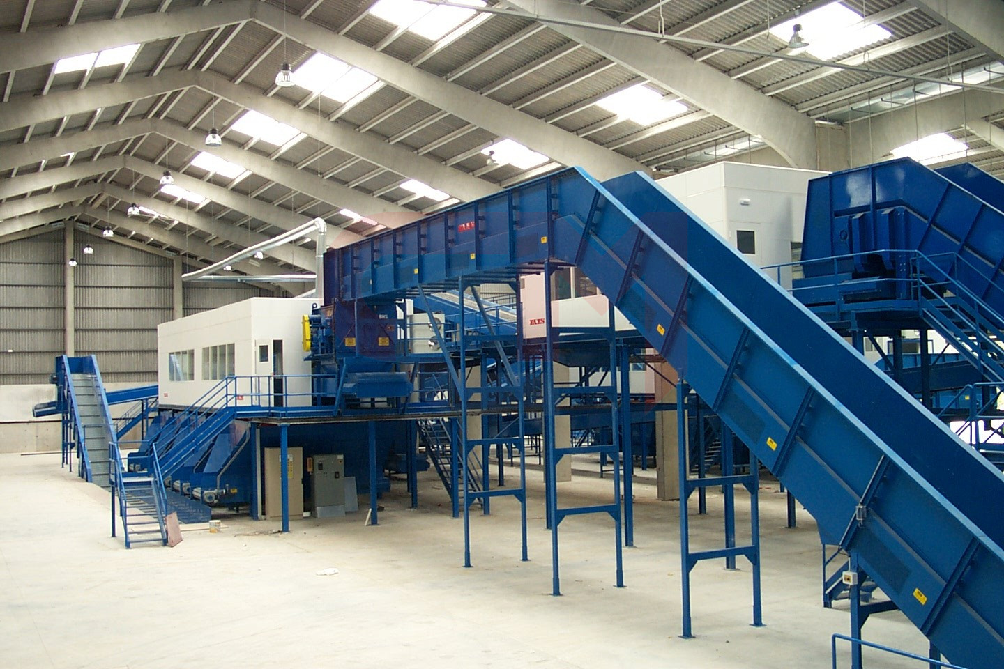 Мусоросортировочный комплекс Смешанные твёрдые коммунальные отходы → вторичное сырьё (бумага, пластик, металлы, стекло), органическая фракция, топливо RDF, инертный остаток